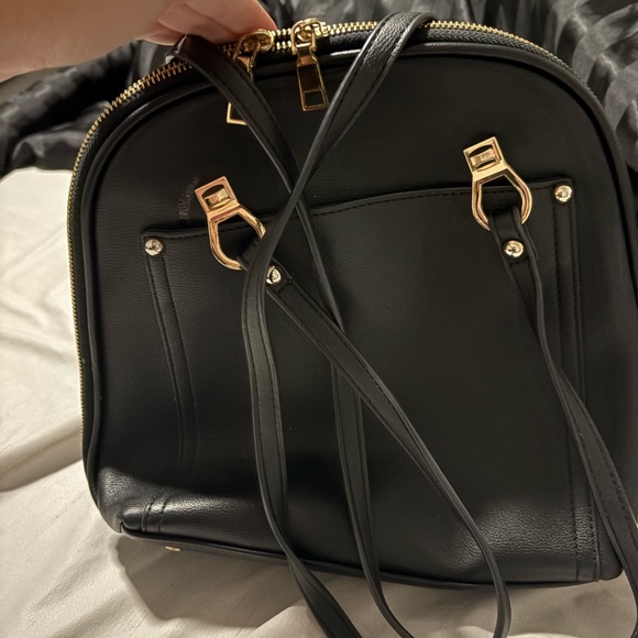 Elegant Black Leather Handbag - Picture 4 of 10